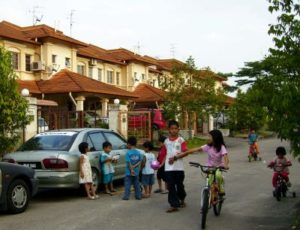 マレーシアの路上で遊ぶ子供達