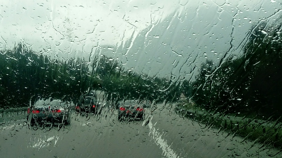 雨のマレーシア道路