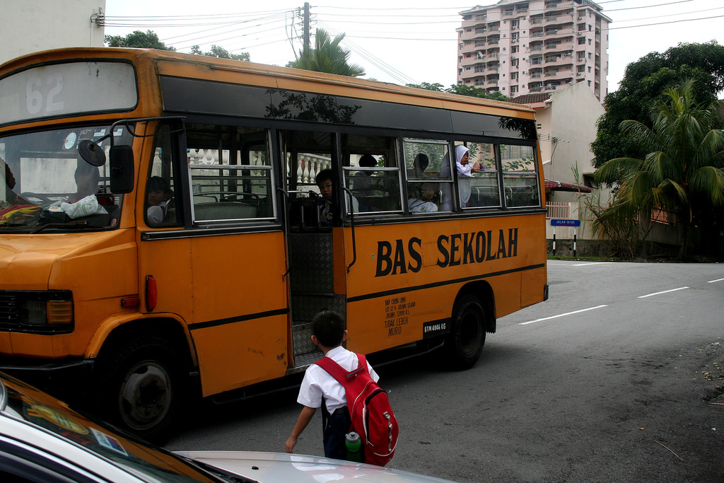 下校する子供達を待つスクールバス