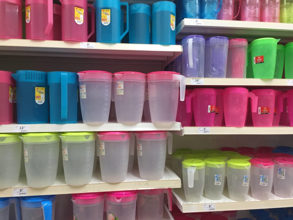 マレーシアのお店で売っているプラスティック製ポット。プラスティック商品が豊富。