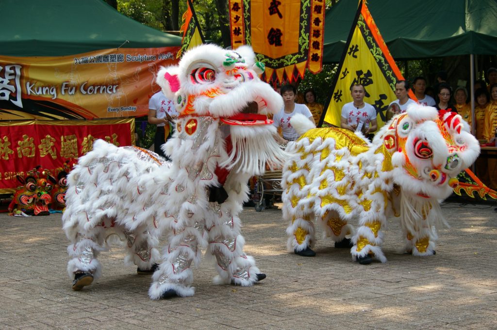 獅子舞のパフォーマンス
