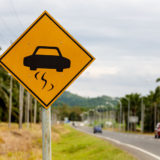 マレーシア、すべりやすい道路の標識