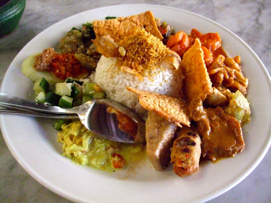 マレーシアを代表する食事ナシチャンプル