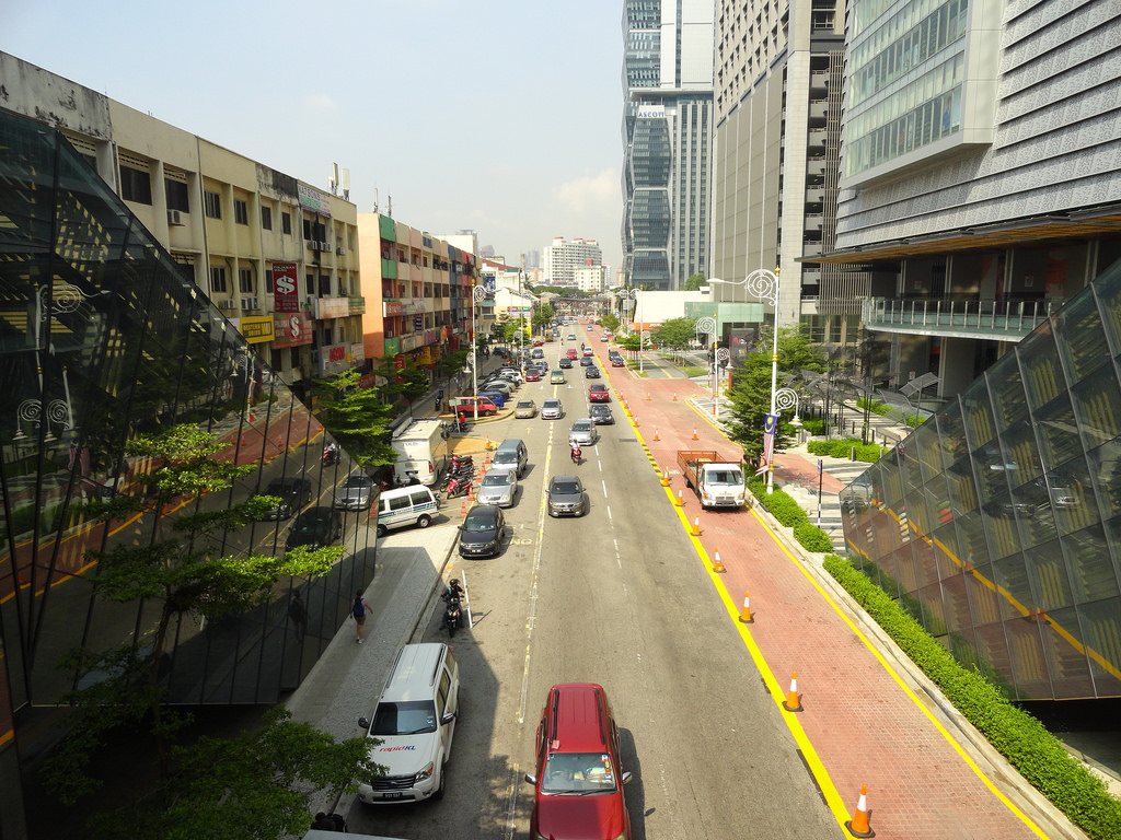 マレーシアの道路事情は日本とは比べ物にならない